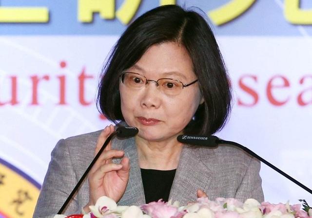 中方用“四个严重”警告后，美方表态：佩洛西感染新冠，行程推迟