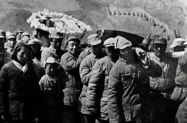 毛主席亲自抬棺为其下葬，这是毛主席一生中第一次，也是唯一一次