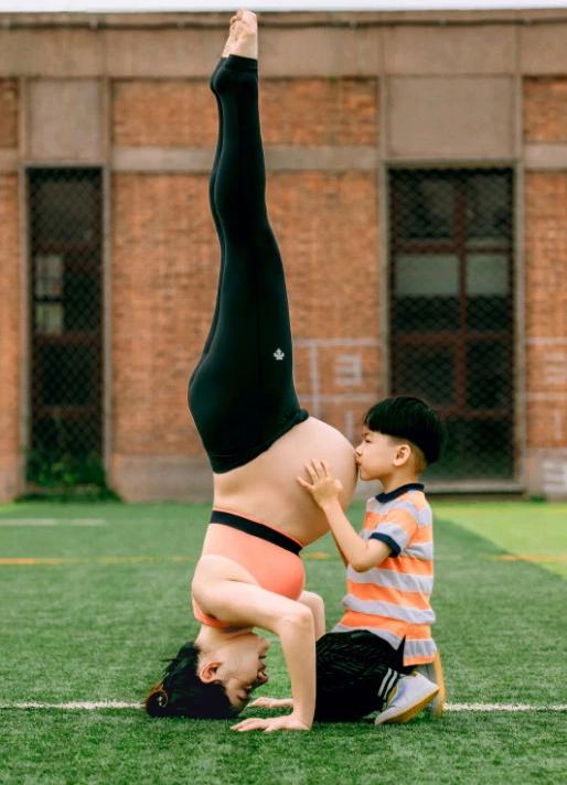 孕妇为何都喜欢拍孕肚照发网上，就连女明星都效仿