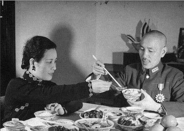 王耀武吃完宋美龄做的菜后，立马转移妻儿，并嘱咐：千万别去台湾