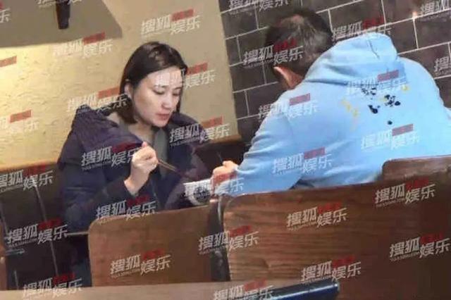 51岁李亚鹏再当爸！王菲“满脸的嫌弃”成全了老李“双重的幸福”