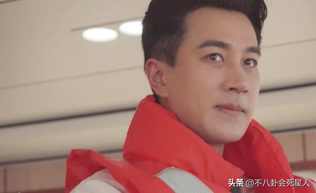 “假冻龄男神”被揭穿，脸肿、僵硬、笑不出来，钟汉良尤其明显