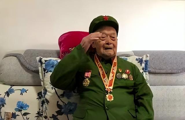 养蚕老汉隐藏身份36年，连妻儿都瞒着，因工作人员填错地名而暴露