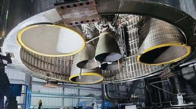 马斯克的星链计划，发射12000颗卫星包围地球，攒钱去火星