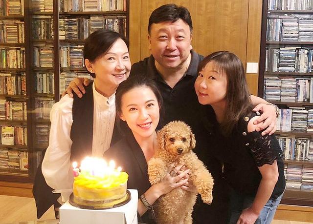 导演王晶过67岁生日，一家人开心拍全家福，小女儿王子涵美貌出众
