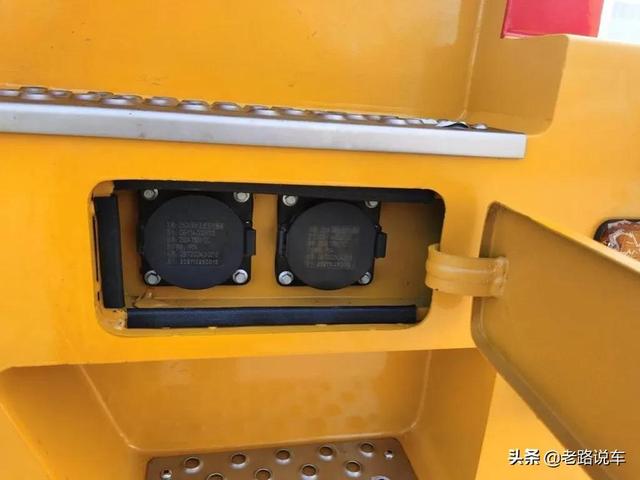 宇通宽体矿用自卸车