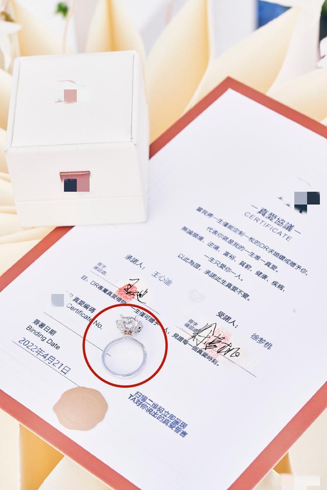 奥运冠军徐梦桃被求婚成功！男友单膝下跪献大钻戒，女方激动落泪