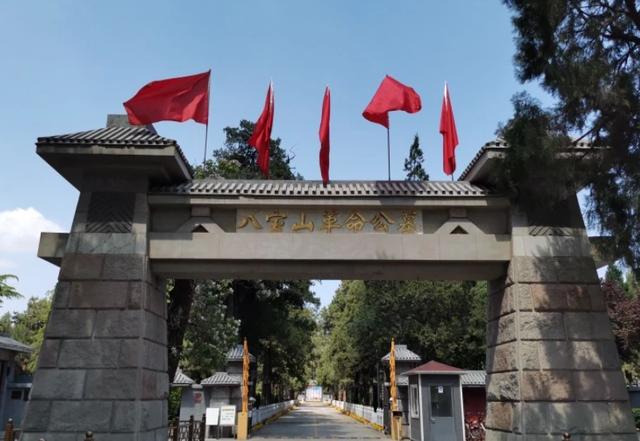 周恩来下令建革命公墓，林徽因亲自设计，还未建好迎来首位领导人