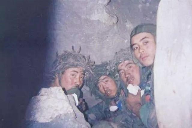 老山战役，幸存的黑豹突击队队员年年相聚，站成一排等待班长点名