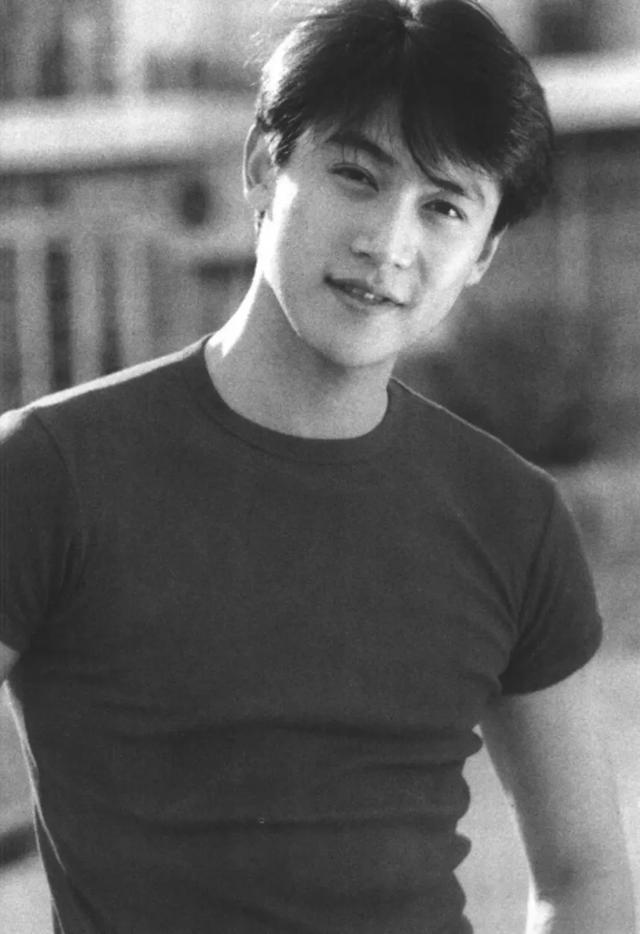 19岁时,陆毅主演了杨亚洲导演的《血色童心》,为了出演此剧,他离开了