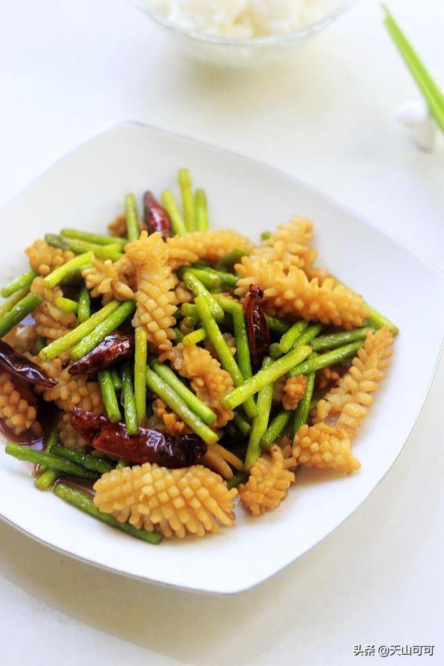鱿鱼花怎么做好吃？和它搭配，几分钟炒一盘，脆嫩爽口无腥味