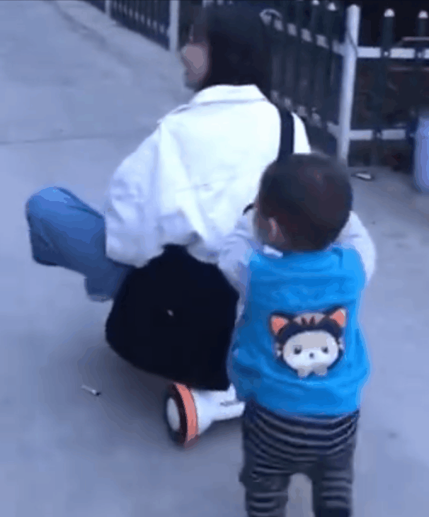 一组图诠释小姨带娃多“无敌”，满满套路和“被虐”，孩子太难了