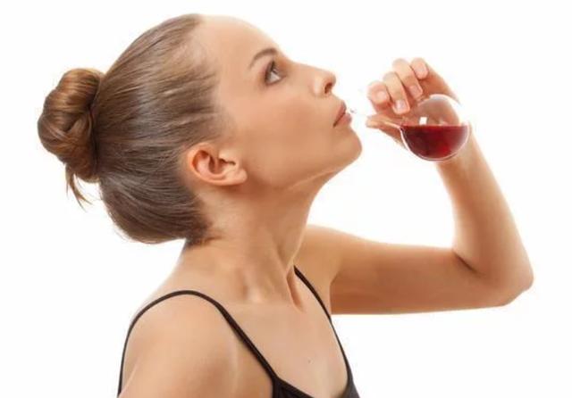 王先生坚持每天喝红酒“软化血管”，半年后他怎么样了？