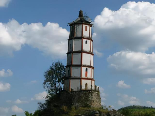 廣西一奇葩古建築，爲中式比薩斜塔，建在江心周圍多是漩渦