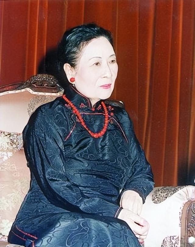 75年蒋介石去世后，宋美龄晚年为什么要去美国？又是靠什么生活？