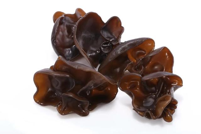 大妈吃浸泡2天的木耳后险丧命，米酵菌酸有多毒？木耳到底咋泡？