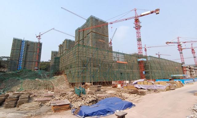 又一个知名房企暴雷！重庆多个工地疑似停工，复工演戏被打脸