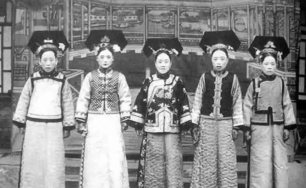清朝的妃子除了要服侍皇上以外，每天的生活真如电视剧那样吗？