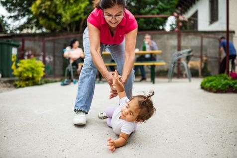 孩子摔倒了扶不扶？怎么扶？你的反应决定了孩子以后的性格