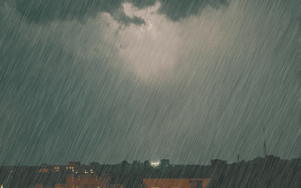 赣州雨҈雨҈雨҈，大树被折断，汽车被压，小心…