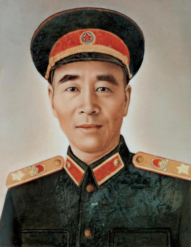 1950年徐向前去怀仁堂开会，周恩来看着最后一排笑了：你换个座位