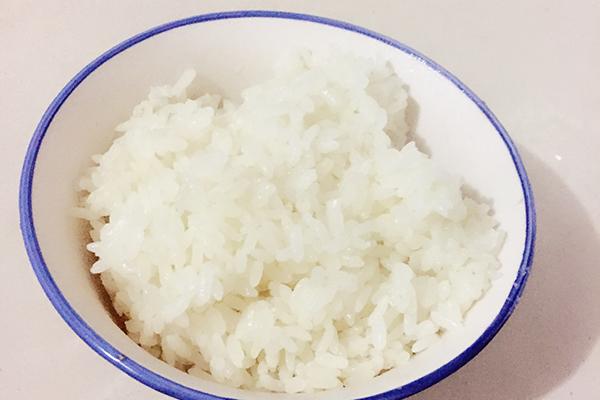 得了糖尿病，主食吃粥还是吃米饭？糖尿病膳食，“2宜2忌”不能忘