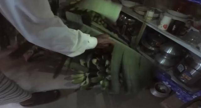 印度男人用香蕉，给孩子做个特殊的美食，妈妈的表情生无可恋