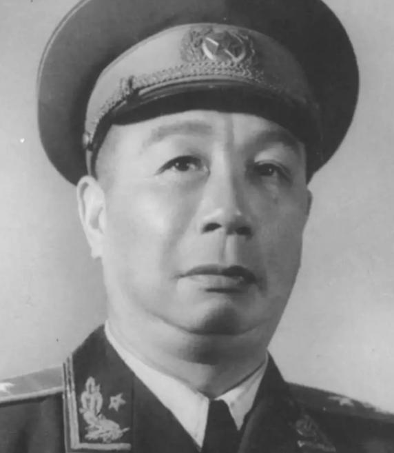 68年陈士榘边鼓掌边后退，毛主席看后拽着他向前，说：到我身边来