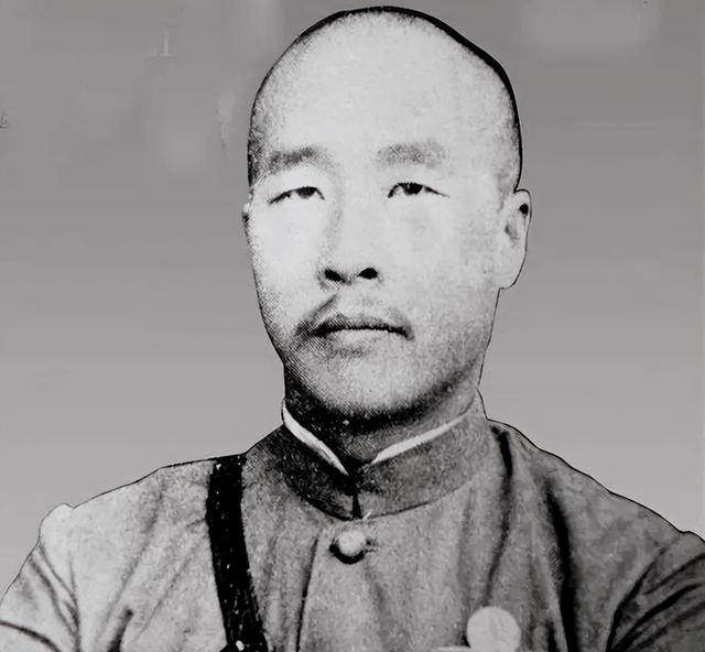 韩复榘被枪毙前，提议换鞋，刚迈出一步，一排子弹射来，身中七枪