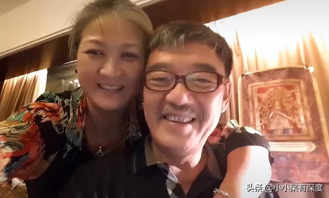 老戏骨李立群的隔离生活，与妻子照片，头发花白互相依偎恩爱十足
