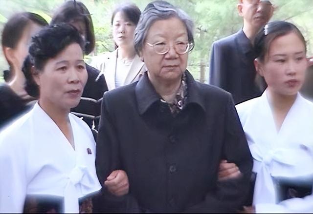 2020年，刘思齐儿子，女儿纪念主席诞辰127周年，表情严肃凝重