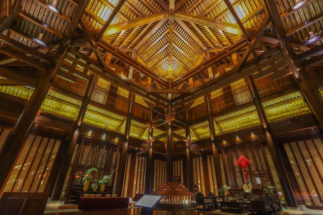 廣東旅行，發現一座禅修酒店，造型像古代宮殿，建築大有來頭
