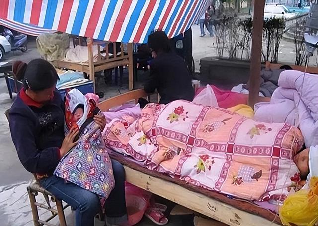 14年前汶川地震，高僧破三戒收留孕妇，生108名罗汉娃，后来如何