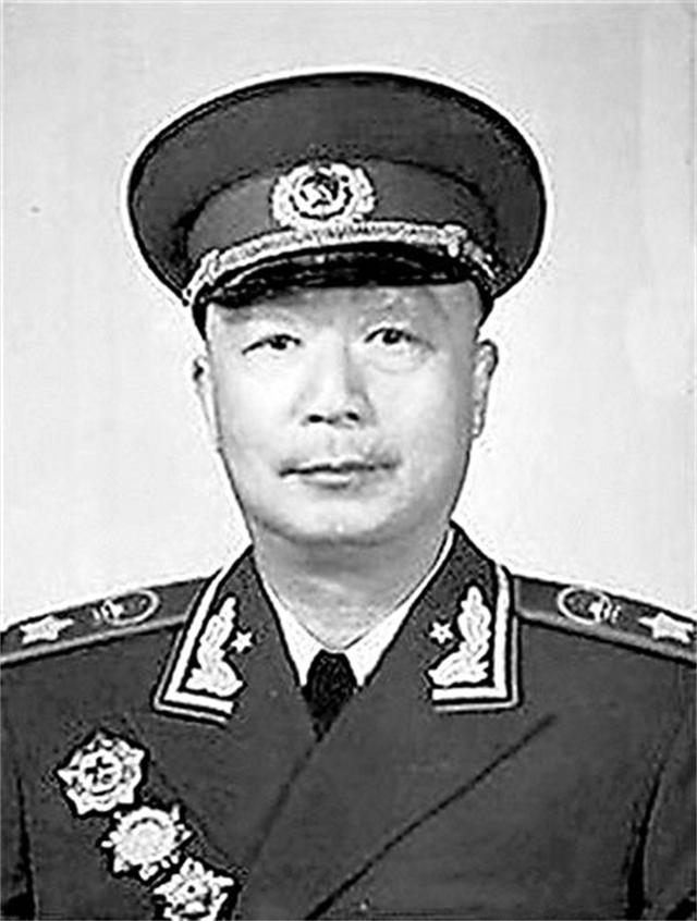 毛主席给钱学森递烟，钱学森准备接，主席突然收回笑道：自力更生
