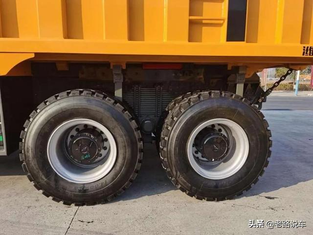 宇通宽体矿用自卸车