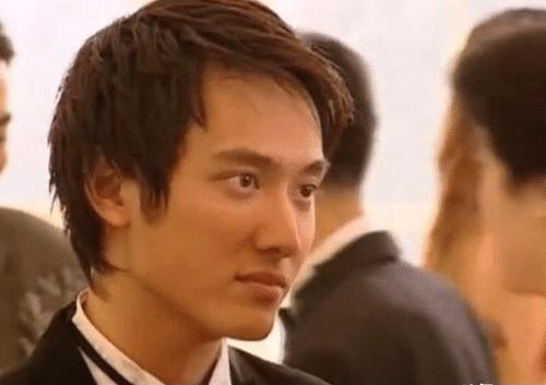 和赵丽颖离婚后，冯绍峰过得怎样了？