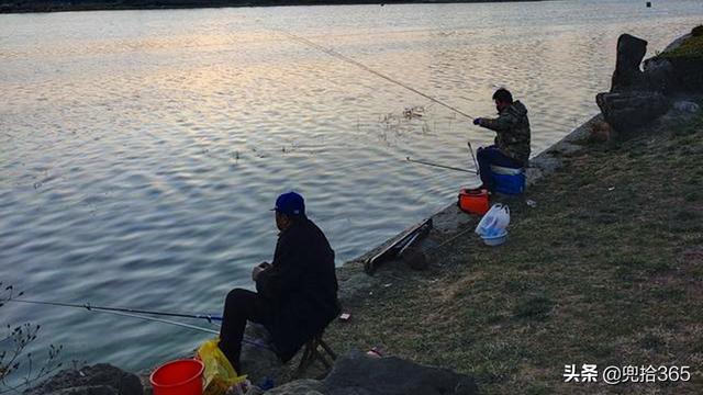 山東一河流入海口成天然黑坑，釣魚人蜂擁而至，魚獲到底怎麽樣？