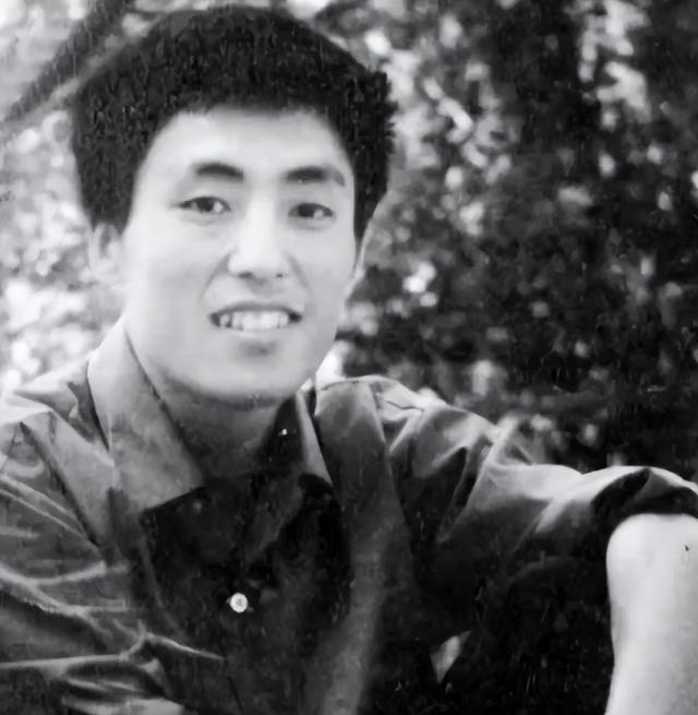 张艺谋72岁生日，陈婷晒出18岁儿子录取通知书，她真比巩俐强？