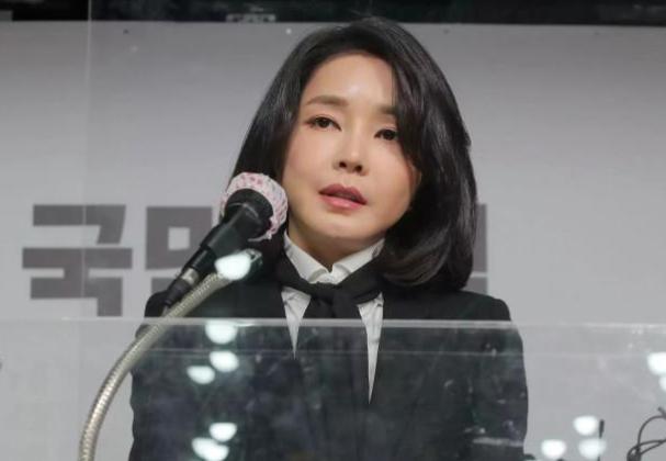 尹锡悦妻子：简历造假，被污蔑是“女招待”，曾允诺记者1亿酬劳