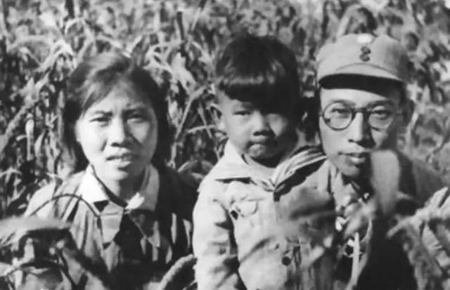 许光达逝世后，骨灰盒安置引发争议，毛主席：放到它应该放的地方