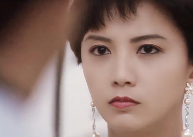 在1990年tvb剧集《我本善良》中,邵美琪饰演的记者石伊明个性独立