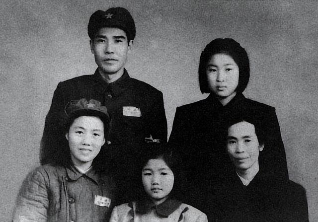 1959年，毛主席在庐山接见贺子珍，临别时说：我明天一定再来