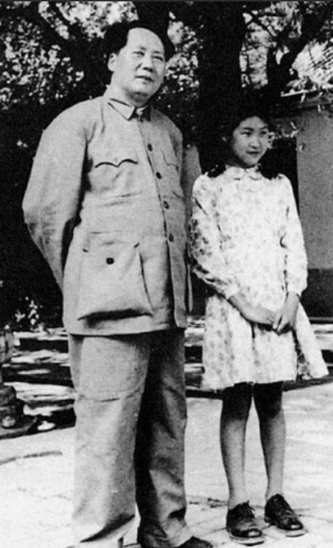 64年李敏去参观博物馆，讲解员小声说：那个女孩长得很像毛主席