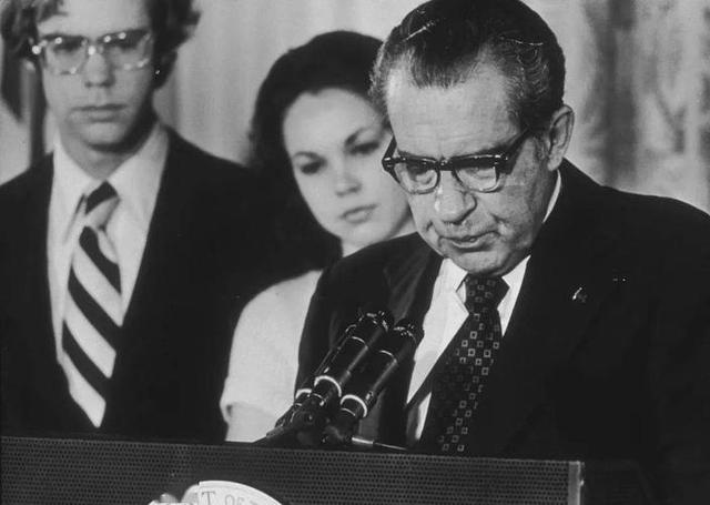 乌克兰抱美国大腿可靠吗？1975年毛主席断言：美国人保护不了欧洲