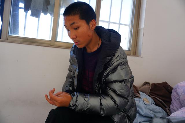 妈妈每晚搂着16岁的儿子睡觉，不开灯讲故事哄他：睡着了就不饿了