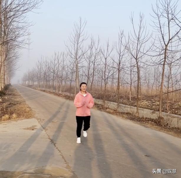陈亚男再晒视频分享生活日常 回到村里晨跑 难得享受清静与自由 新闻时间