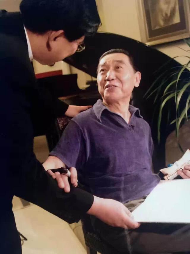 刘涛和58岁曹可凡挽手显亲密，对方是东方卫视一哥，被董卿称前辈