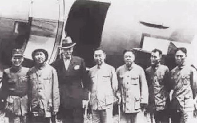 1945年重庆谈判，监视毛主席的宪兵落泪，营长由衷感慨：天下少有