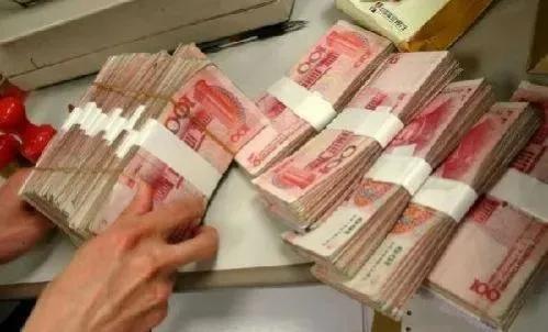 在银行里存2000万，光吃利息够花吗？