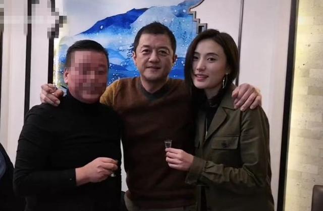 没被唇腭裂毁掉！作品价值百万，闺蜜个个大牌，李嫣如何做到的？